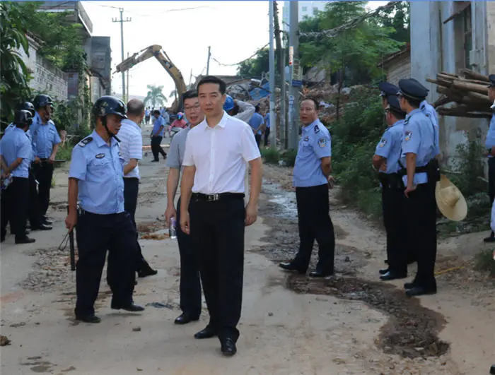 杨杰东区长现场督导依法拆除南方路征地范围内12栋建筑