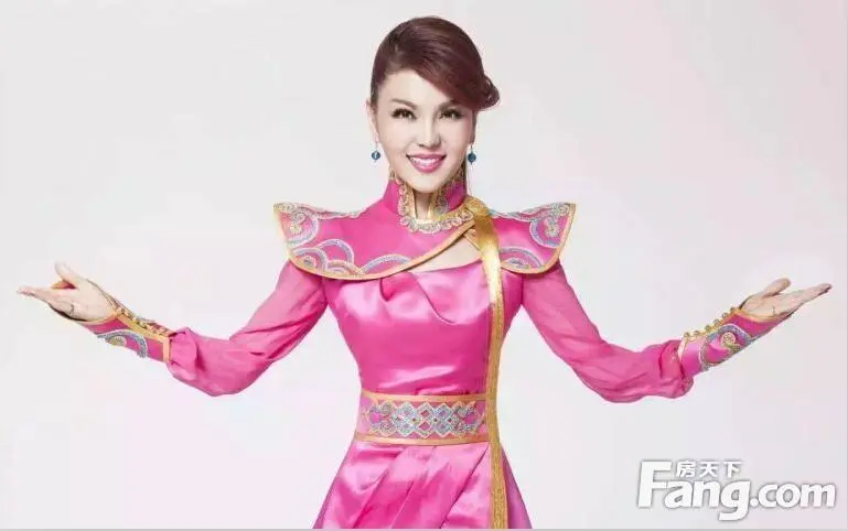 来自内蒙古的代表女歌手,当今具国际影响力的一代草原歌星乌兰图雅