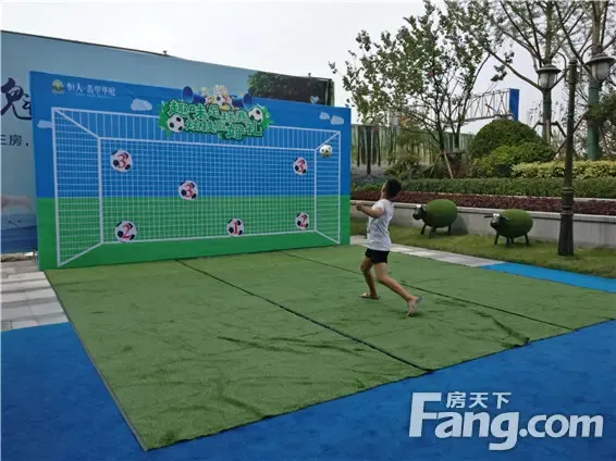 最让小伙伴们感兴趣的当属桌上足球互动游戏,实力相当的小朋友玩的很