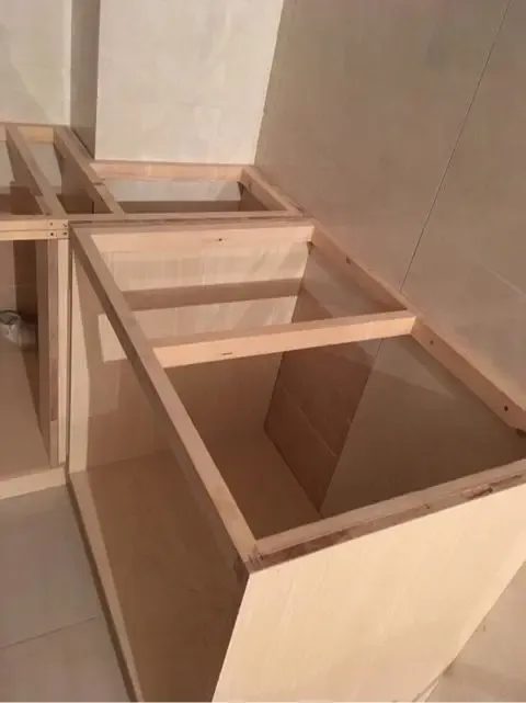 很多人纠结橱柜找师傅打还是买定制橱柜整体分析是这样的