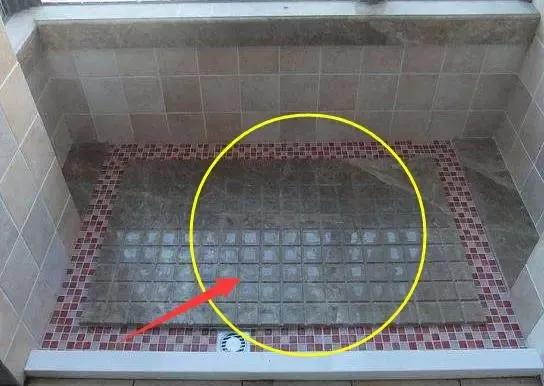 师傅在淋浴房地面做拉槽排水又快又干比防滑瓷砖还好用