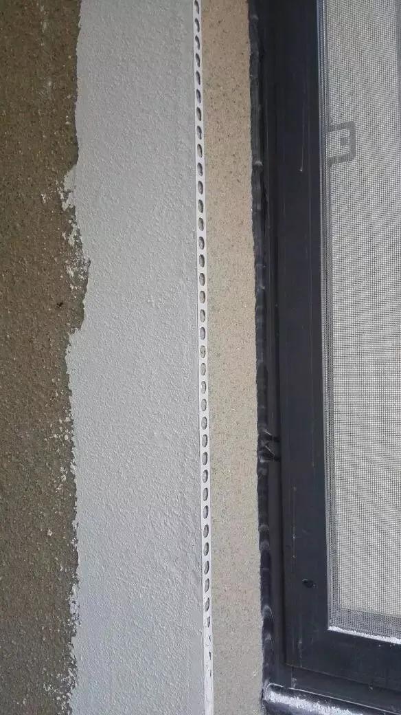 垂直线,依据垂直线检查阴阳角处墙面平整度,误差在5mm以内用墙衬找平