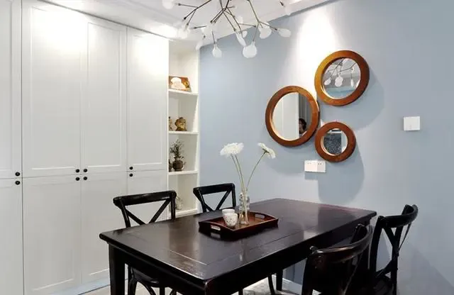 19,餐厅里的插座相对少一些,那就是餐桌旁边的火锅插座,如果冰箱放