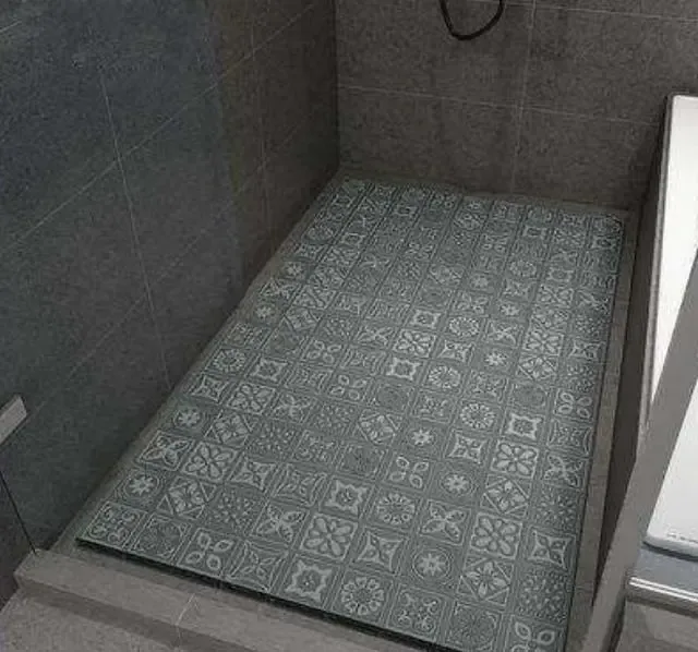 如今淋浴房都流行装这样的拉槽,太实用了,下水速度快还能防滑