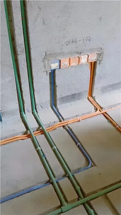 减力墙,梁柱可使用黄蜡管,强,弱电必须分管分槽配线,强弱电管间距300