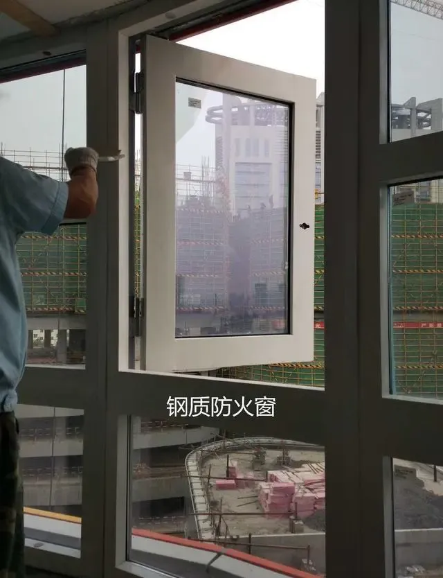 真聪明!厨房装这种材质的窗户,防火隔烟,比普通窗户安全有保障