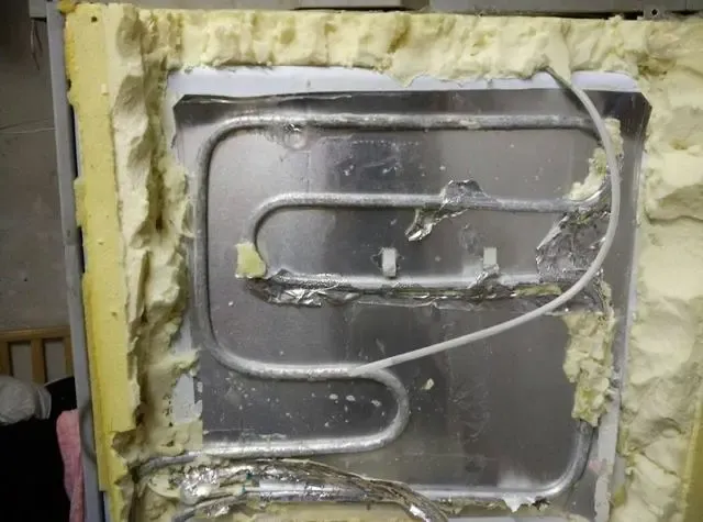 厨房冰箱漏了一滩水,售后嫌上门麻烦,直接透露解决办法,管用!