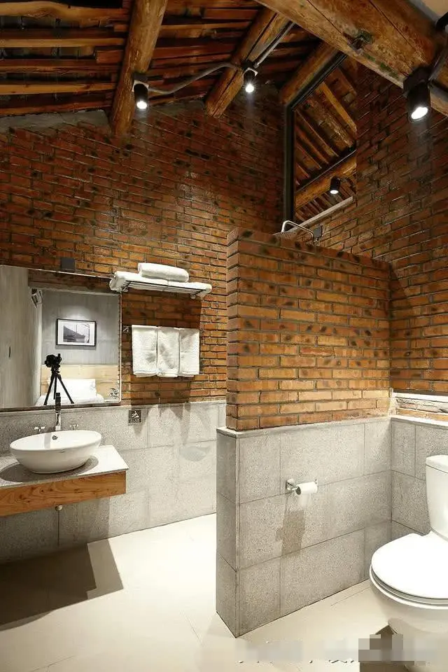 1983年农村老房子破旧漏雨,被装修改造后,竟成为亮丽乡村别