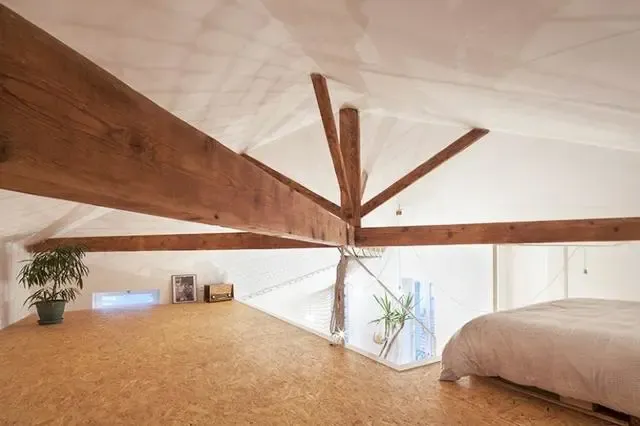 麻绳做吊顶,儿童房和卫生间藏楼梯里,瞬间把59㎡顶楼房变2室