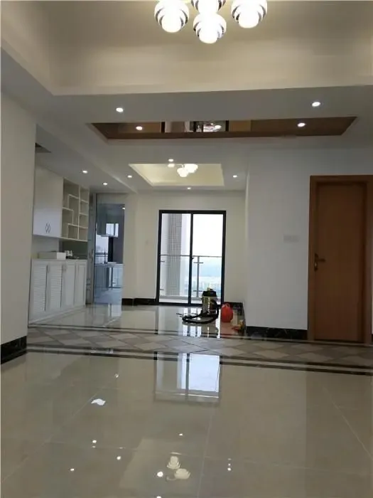 客厅看向餐厅,感觉吊顶做太下来了,这个角度看过去显得很空洞.