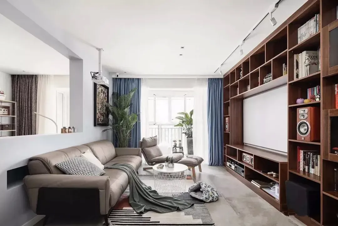 投影幕布底下的空间改成收纳柜,书架,这样可以增强小户型客厅的收纳